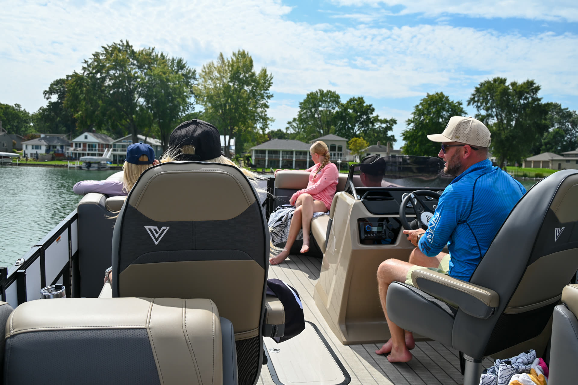 Group cruising Lake of the Ozarks on a Big Thunder rental tritoon